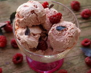 Малиновое мороженое с маскарпоне