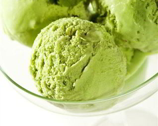 Мороженое из авокадо с фисташками