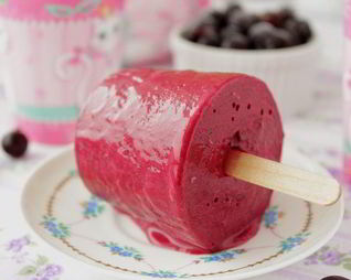 Мороженое из черной смородины и йогурта
