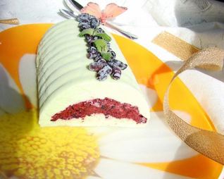 Мороженое-полено с фисташками и жимолостью