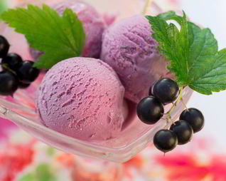 Мороженое с черной смородиной