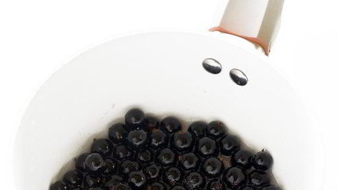 мороженое с черной смородиной