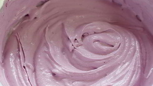 мороженое с черной смородиной