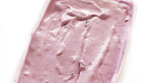 мороженое с черной смородиной