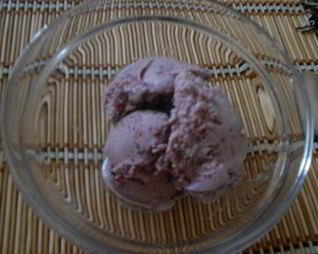 Мороженое с ежевикой