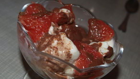 Рецепт Мороженое с грейпфрутом и шоколадным соусом