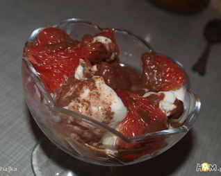 Мороженое с грейпфрутом и шоколадным соусом