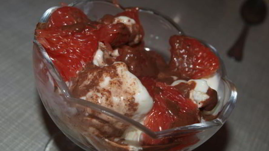 Рецепт мороженое с грейпфрутом и шоколадным соусом