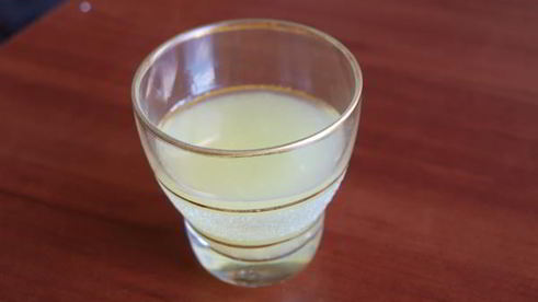 мороженое с грейпфрутом и шоколадным соусом