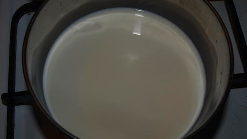 мороженое с грейпфрутом и шоколадным соусом