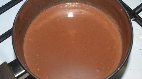 мороженое с грейпфрутом и шоколадным соусом