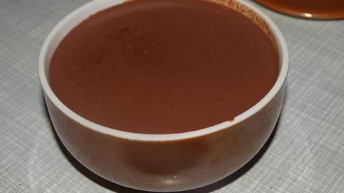 мороженое с грейпфрутом и шоколадным соусом