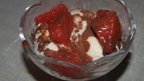 мороженое с грейпфрутом и шоколадным соусом