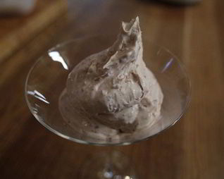 Мороженое с лепестками роз