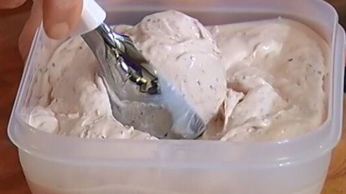 мороженое с лепестками роз