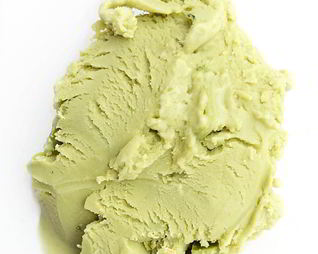 Мороженое с зеленым чаем матча и конфетами KitKat