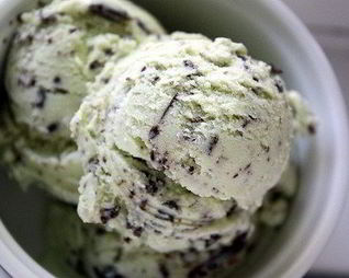 Мятное мороженое с шоколадной крошкой