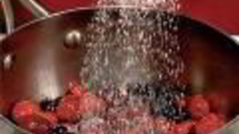 рисовое мороженое с ягодным соусом