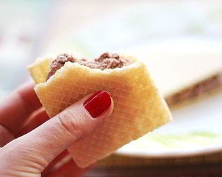 Шоколадно-йогуртовое мороженое в вафлях