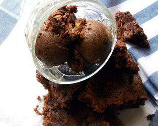 Шоколадное мороженое с брауни
