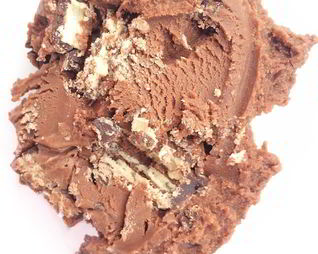 Шоколадное мороженое с конфетами KitKat