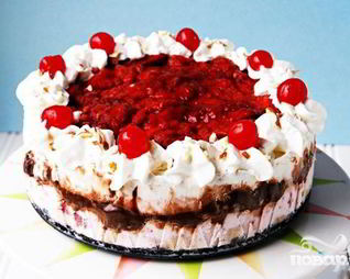 Торт-мороженое с клубникой и бананами