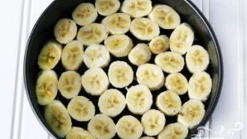 торт-мороженое с клубникой и бананами