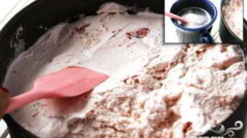 торт-мороженое с клубникой и бананами