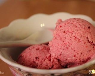 Творожное мороженое с клюквой