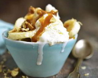 Ванильное мороженое с соусом