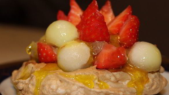 Рецепт Безе с шоколадным муссом и фруктами