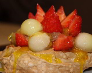 Безе с шоколадным муссом и фруктами