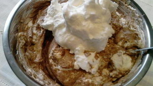 безе с шоколадным муссом и фруктами