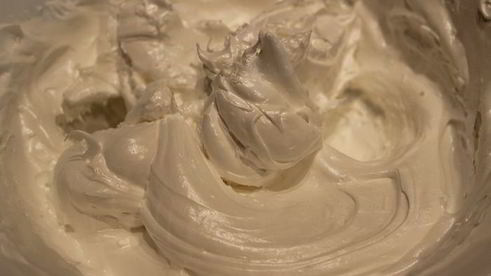 безе с шоколадным муссом и фруктами