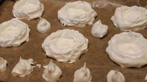 безе с шоколадным муссом и фруктами