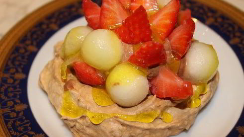 безе с шоколадным муссом и фруктами