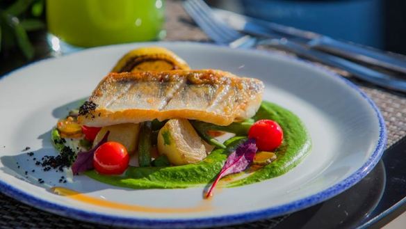 Рецепт Филе судака с муссом из зеленого горошка и сезонными овощами