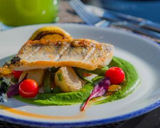 Филе судака с муссом из зеленого горошка и сезонными овощами