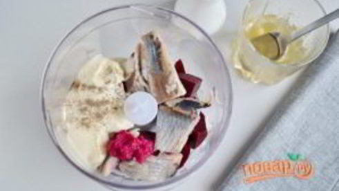 пикантный свекольный мусс с селедкой