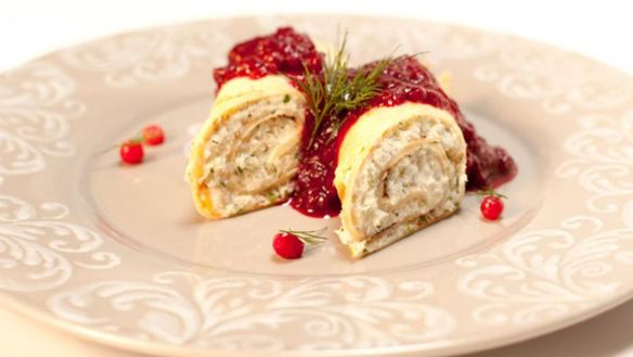 Рецепт Рулет с муссом из трески и брусничным соусом