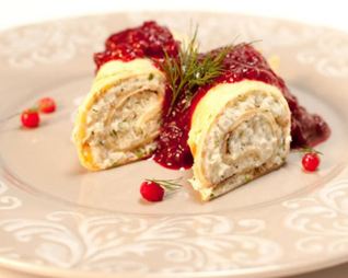 Рулет с муссом из трески и брусничным соусом