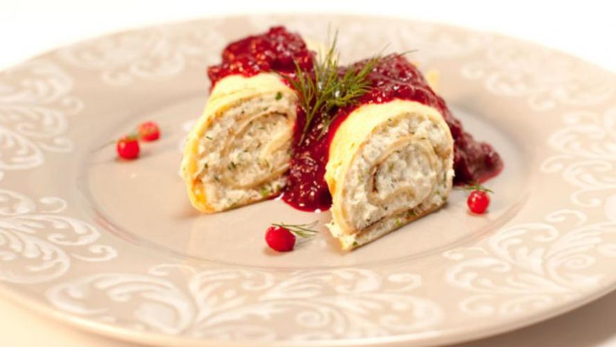 Рецепт рулет с муссом из трески и брусничным соусом