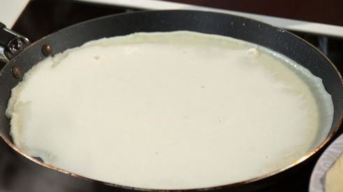 рулет с муссом из трески и брусничным соусом