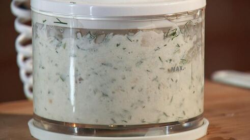 рулет с муссом из трески и брусничным соусом