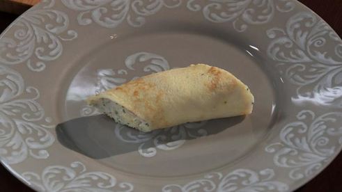 рулет с муссом из трески и брусничным соусом