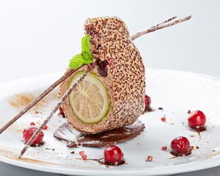 Шоколадный мусс с клюквой и лаймом