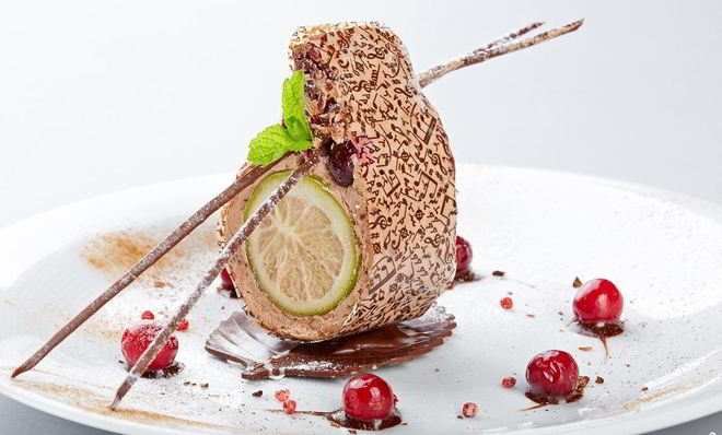 Шоколадный мусс с клюквой и лаймом