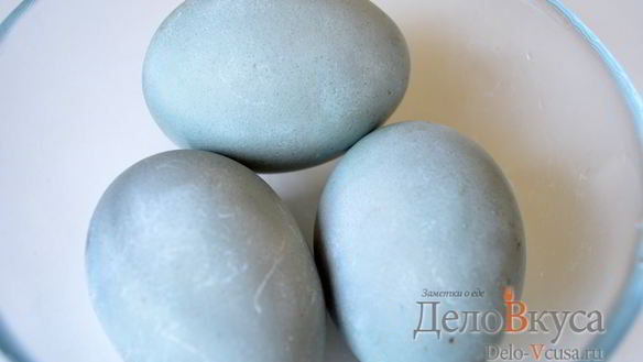 Рецепт Красим пасхальные яйца в серо-голубой цвет в соке краснокочанной капусты