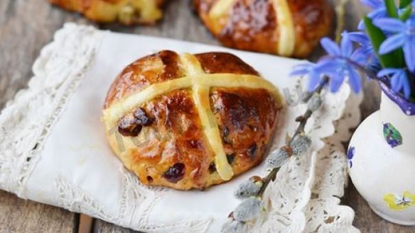 Рецепт Крестовые пасхальные булочки с изюмом