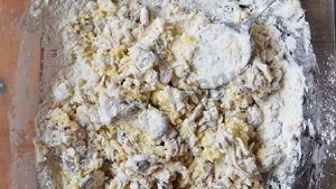 крестовые пасхальные булочки с изюмом